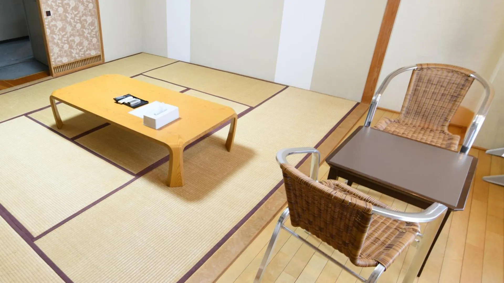 Ryokan Hanaemi Otaru 2*,